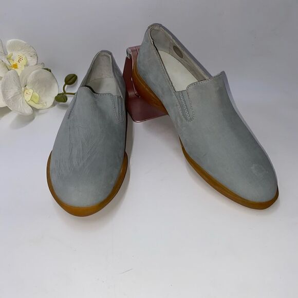 Louis Vuitton Light Gray and Orange Loafers - Picture 4 of 14